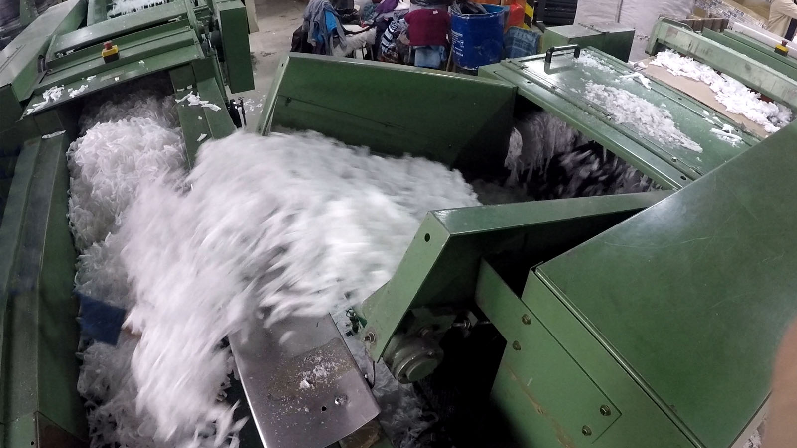 Mechanické rozvlákňovanie textilu na recyklačnom stroji